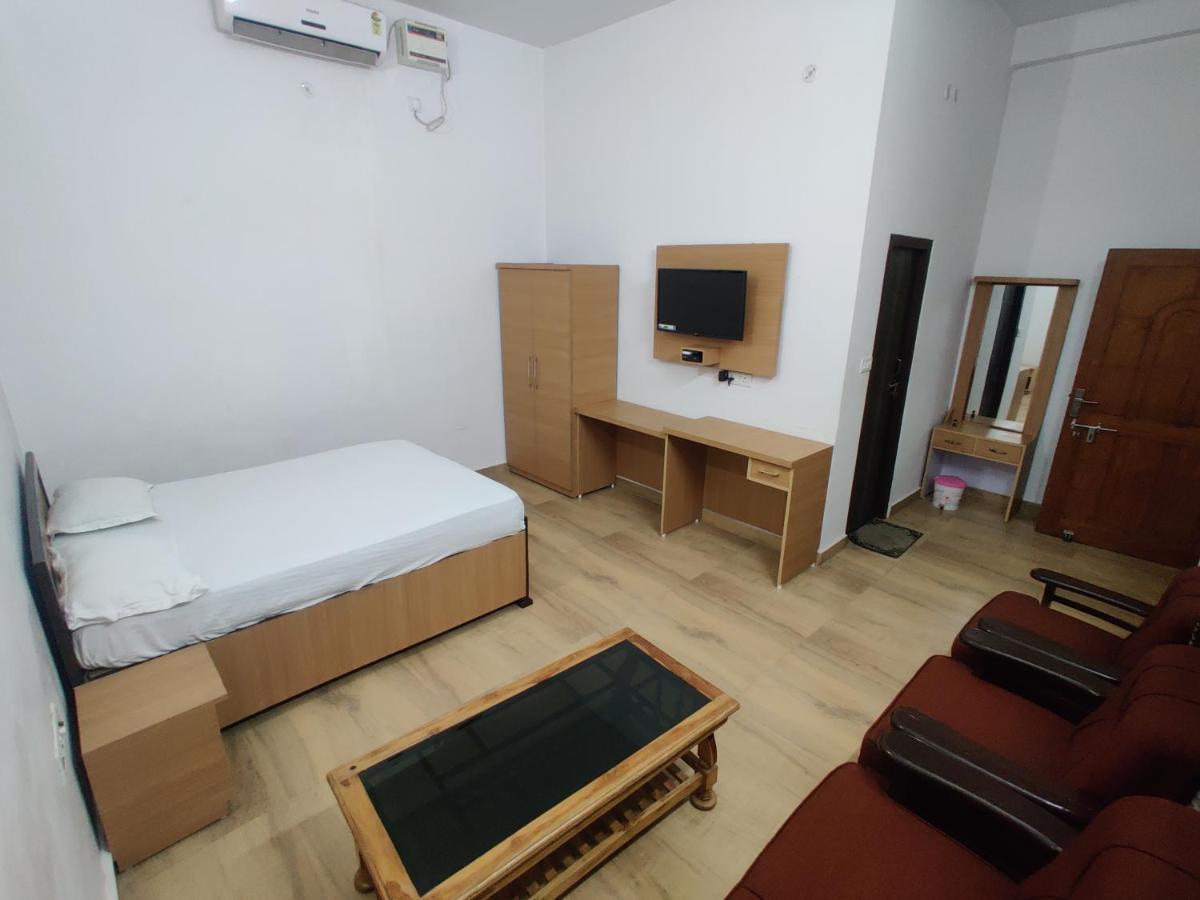 Jp International Naimisharanya Hotel Екстериор снимка
