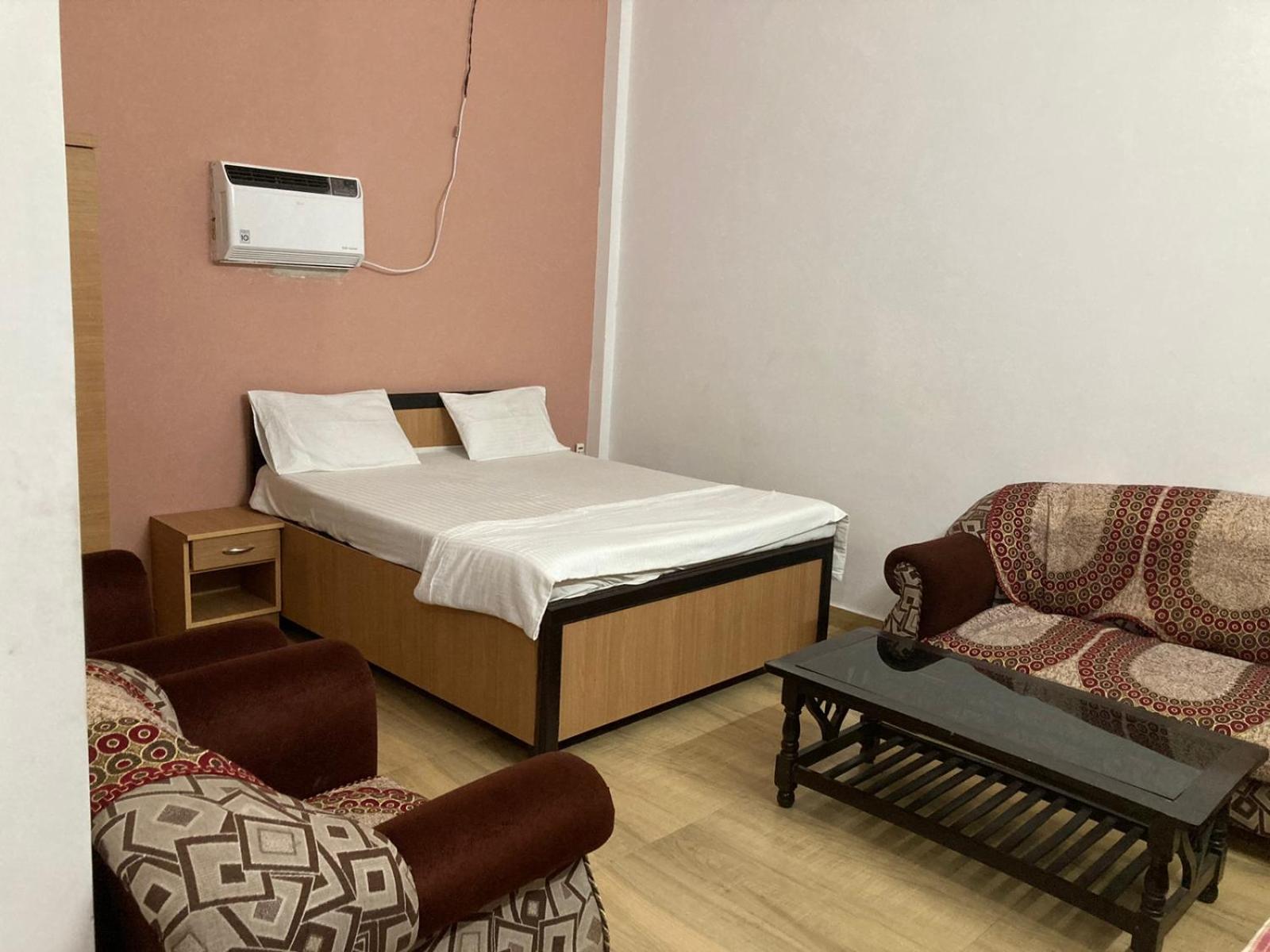 Jp International Naimisharanya Hotel Стая снимка