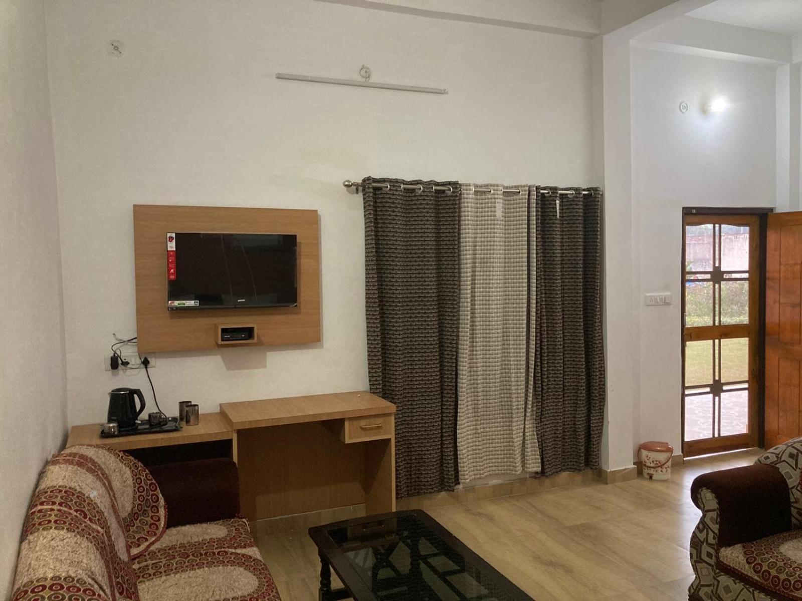 Jp International Naimisharanya Hotel Стая снимка